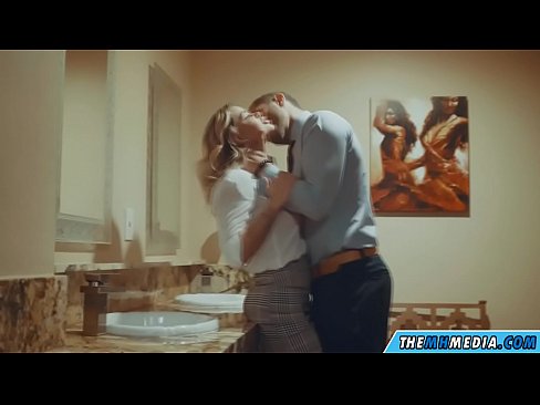 ❤️ जब एक बस्टी ब्लोंड आपको पब्लिक टॉयलेट में बहकाती है ❌ सेक्स हम पर